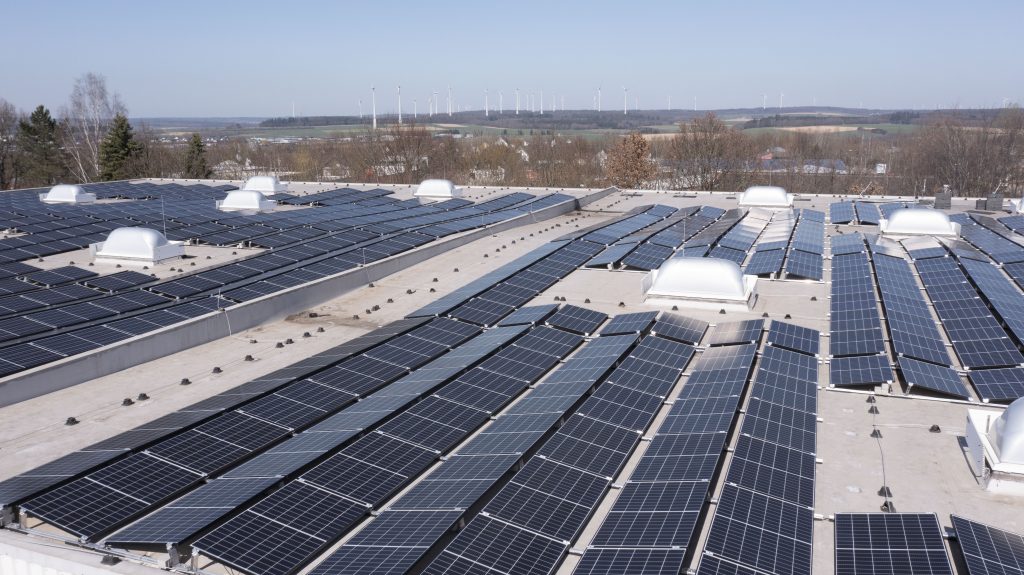 Photovoltaik auf Dachflächen - Hallenansicht