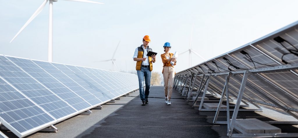 Photovoltaik FAQ 2 - People on Roof